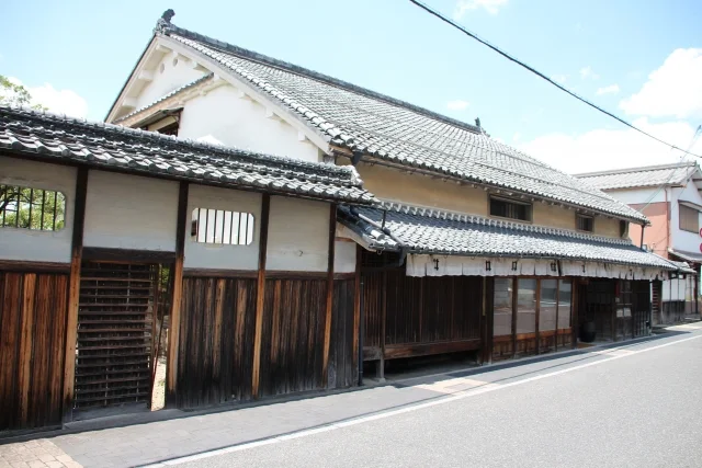 木のぬくもりを感じる店内